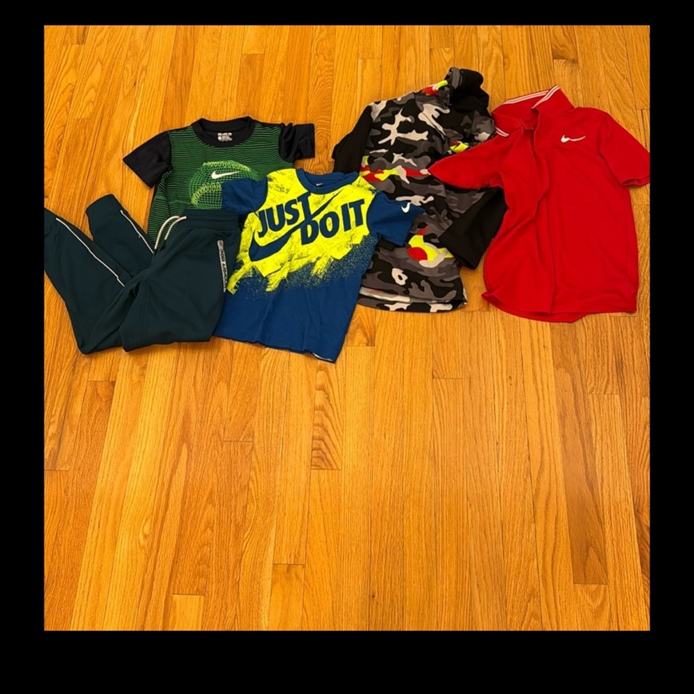 Nike Kids Graphic T-Shirts - Red, Blue, Green. Size small